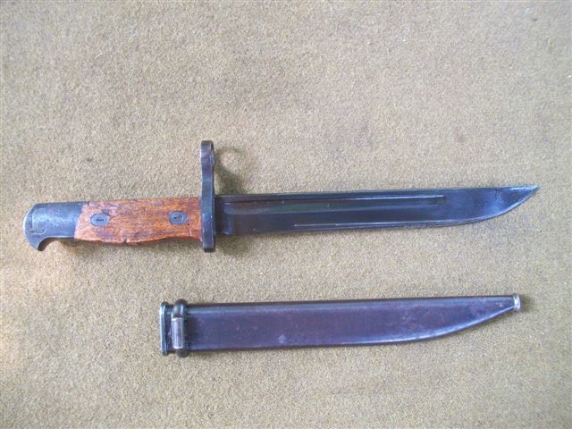 Bayoneta Tipo 100, supongo que es la de la Tipo 100-44, por su corta longitud