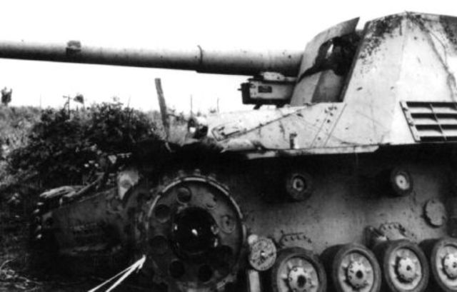 Hummel, artillería pesada autopropulsada de 150 mm, puesto fuera de combate por tropas norteamericanas cerca de Cisterna. Mayo 1944