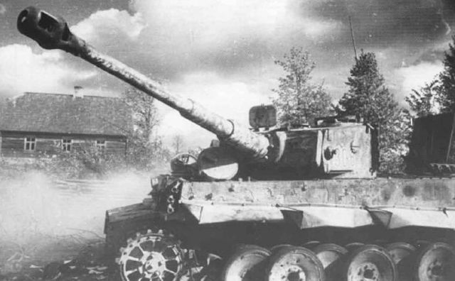 Tiger 308 de la 3 K. del 502 S. Pz. Abt. puesto fuera de combate en el verano de 1944 en el Ostfront