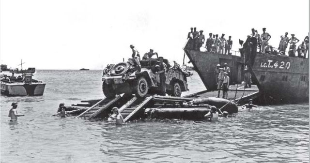 Más tropas británicas desembarcando en Bark South Beach. 10 de julio de 1943