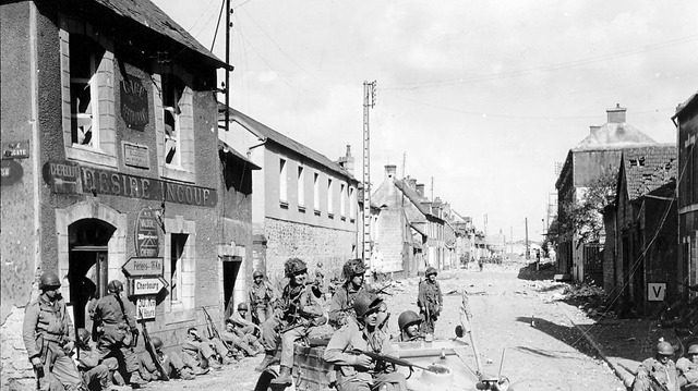 Paracaidistas del Ejército de EE.UU. de la 101 División Aerotransportada conducen un Kubelwagen alemán capturado en el Día D, en el cruce de la calle Holgate y RN-13, en Carentan