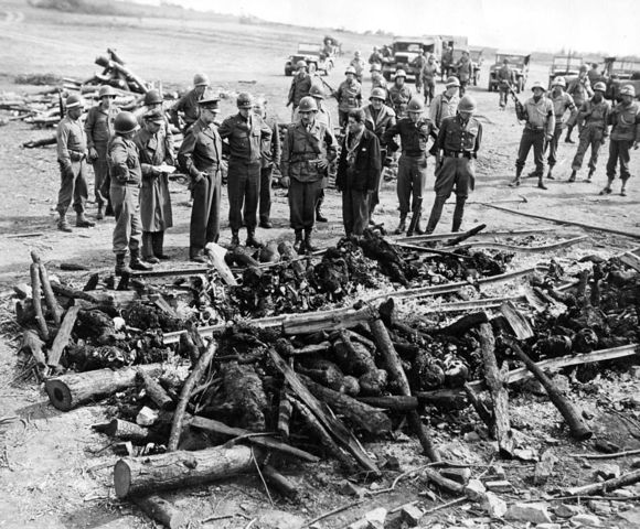 Eisenhower, Bradley y Patton inspeccionando una pira crematoria en el campo de concentración de Ohrdruf el 12 de abril de 1945, después de su liberación