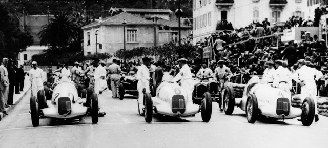 Los Mercedes de Carraciola Nº 2 von Brauchitsch Nº 6 y Fagioli Nº 4, todos en la primera linea de la largada, 1935, demostrando ya el predominio de la fabrica alemana en este periodo