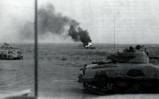 Tanques Sherman británicos en El Alamein. En el centro de la imagen podemos ver un Sherman puesto fuera de combate por el fuego enemigo