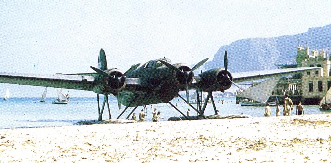 Un Z.506B CANT en la Playa de Mondello, en Sicilia, en noviembre de 1943