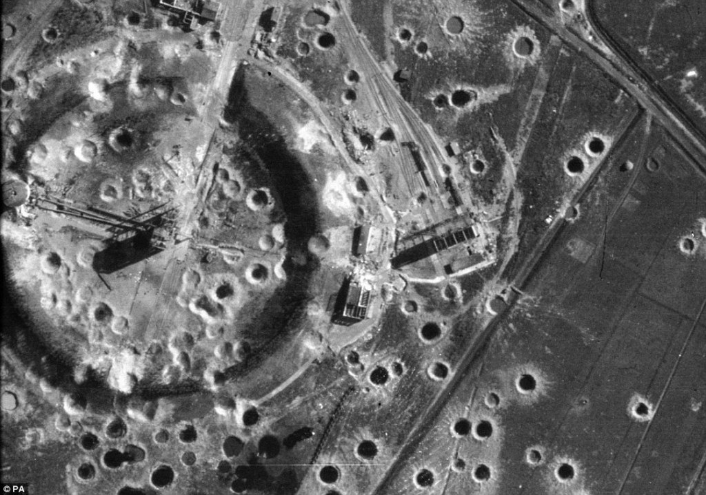Efectos de un bombardero aliado sobre la zona de pruebas de las V2 en Peenemunde