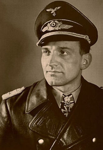 Hans-Ulrich Rudel con el máximo galardón