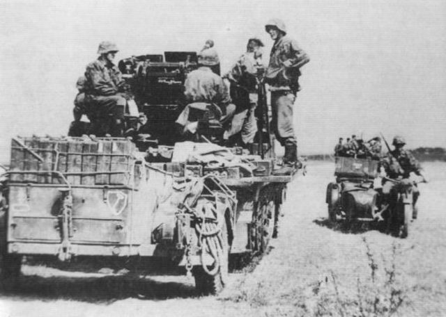 Columna motorizada de la 1ª SS Div. Leibstandarte SS Adolf Hitler, avanzando por el por sur de Ucrania. Se puede apreciar un enlace motociclista que pasa junto a un vehículo Flak