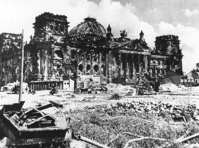 El Reichstag en ruinas después de la batalla de Berlí