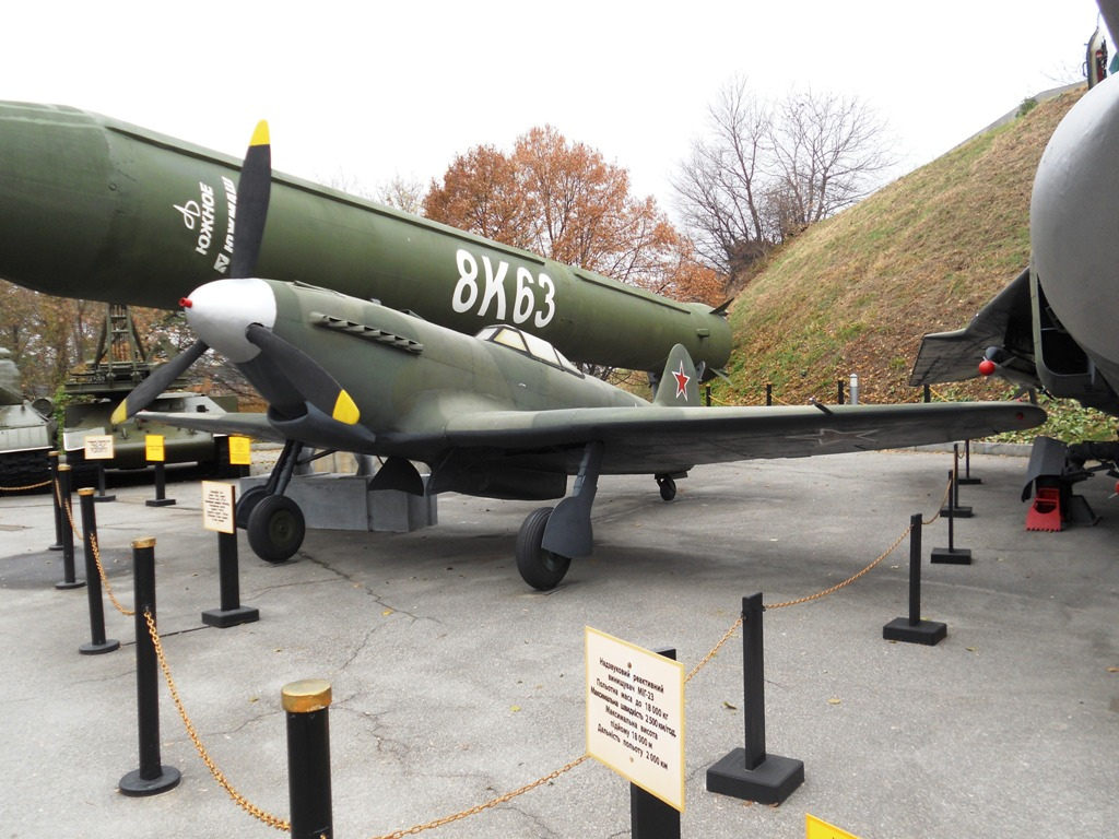 Yakovlev Yak-9 está en exhibición en el Museum of the Great Patriotic War, Kiev