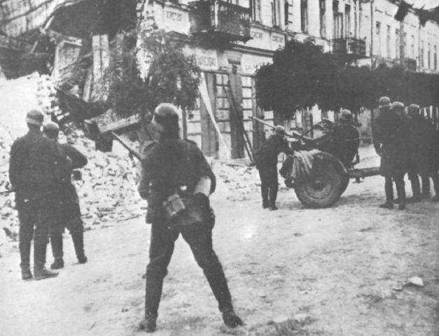 Soldados alemanes sofocando los últimos nidos de resistencia polaca en Varsovia