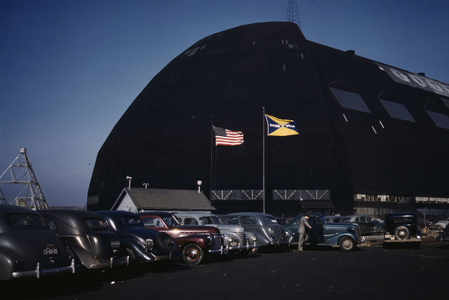 Anteriormente un hangar de aviones, este enorme edificio - se cree que es el más grande del mundo sin soportes interiores - es ahora  ocupada en el ensamble de partes de aviones, en el Goodyear Aircraft Corp., en Akron, Ohio. Foto tomada en diciembre de 1941