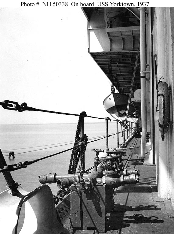 Vista hacia atrás a lo largo de la banda de estribor, a nivel de cubierta del hangar, desde abajo hacia el extremo delantero de la isla, agosto de 1937