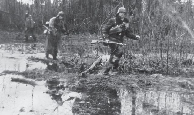 Tropas alemanas en movimiento a través de los bosques pantanosos cercanos a Staraya Russa