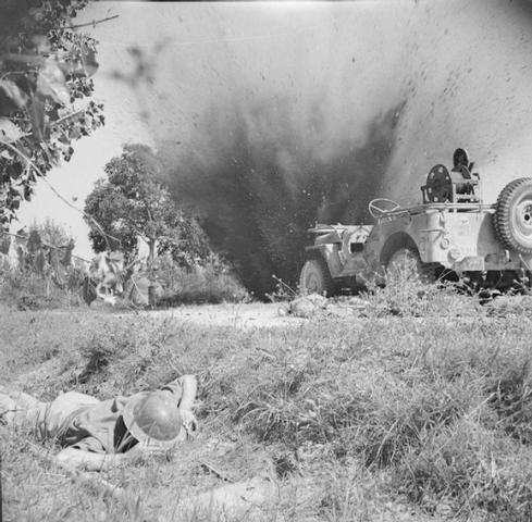 Soldado británico protegiéndose del fuego de mortero alemán