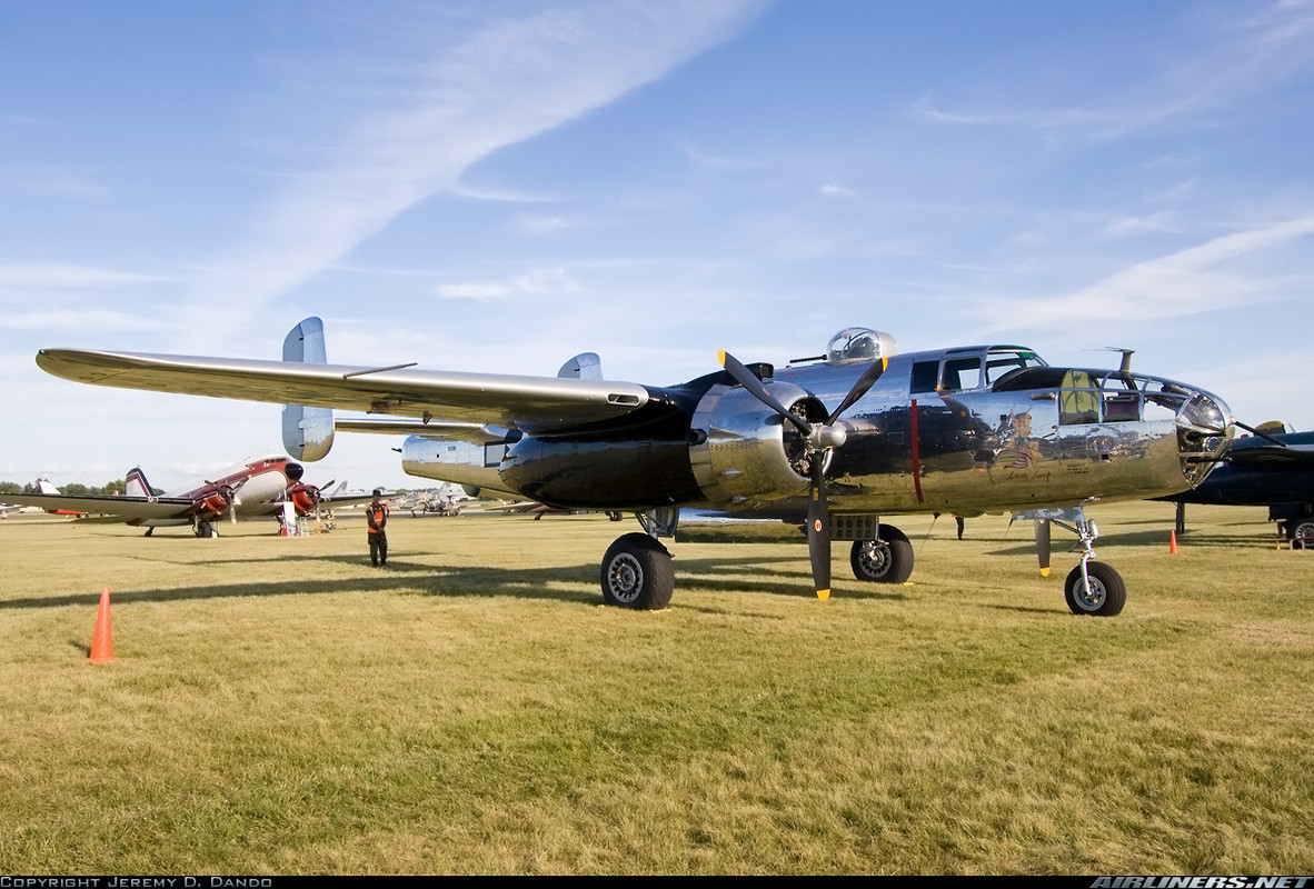 North American B-25J-37NC Mitchell. Nº de Serie 108-47735. N5833B, Lady Luck. Conservado en el C and P Aviation Services en Anoka County Airport, Minnesota