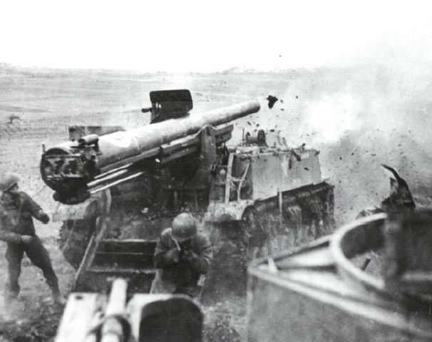 a de las armas más eficaces que se usaron Undurante los combates en la Línea Sigfrido fué el M12 de 155mm. En la foto un M12 abriendo fuego cerca de Gurzenich en el Hürtgenwald. 16 septiembre 1944