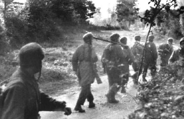 Dirigiéndose hacia la línea del frente durante los últimos combates en el Frente Occidental. Marzo 1945