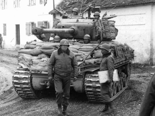 Patton en Renania. Primavera de 1945. Detrás de él un Sherman M4A3E8