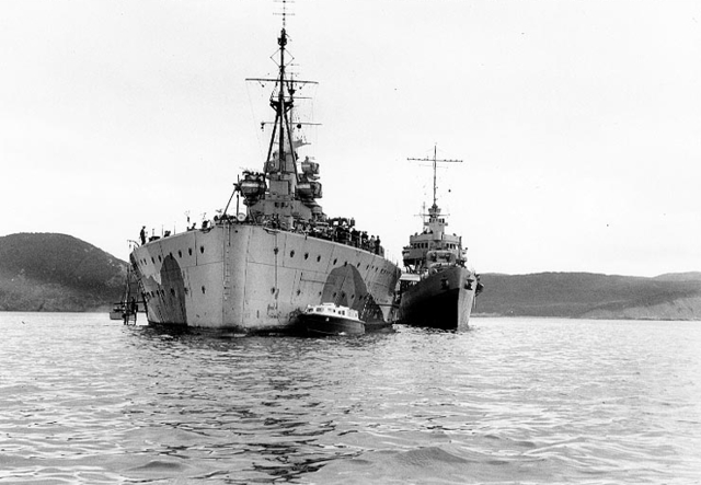El USS McDougal DD-358 junto con el HMS Prince of Wales, transfiriendo al Presidente Franklin D. Roosevelt al acorazado británico para una reunión