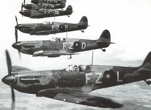 Escuadrilla de cazas británicos Spitfire en los cielos de Inglaterra