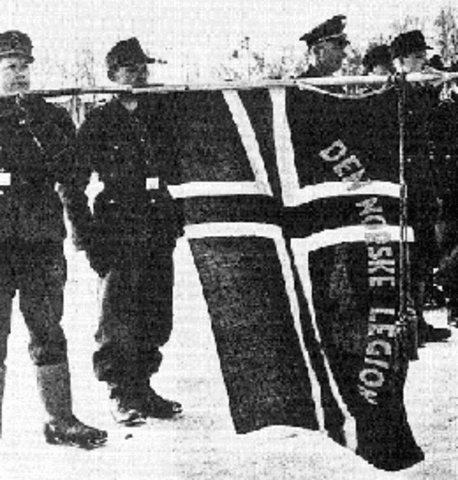 Voluntarios noruegos con su bandera