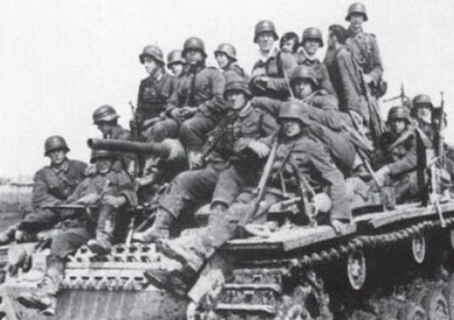Tropas alemanas entrando en Kholm. Infantería sobre un Panzer III