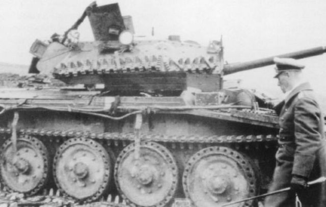El Generalfeldmarschall Erwin Rommel inspeccionando un tanque Crusader británico de la 26ª Brigada Acorazada puesto fuera de combate en Thala, Túnez. Febrero de 1943
