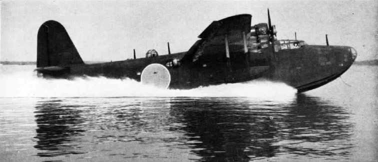 Un Kawanishi H8K Emily capturado, despegar de la Marina Naval Air Test Center en Patuxent River, Maryland, en 1946-47