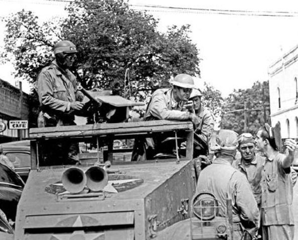 Patton, con casco de fútbol americano durante unas maniobras en Manchester, Tennessee. Julio de 1941