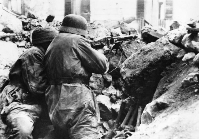 Los paracaidistas alemanes convirtieron el pueblo de Cassino y las ruinas de la abadía en una fortaleza. En la imagen unos Fallschirmjägers manejando una ametralladora MG 42