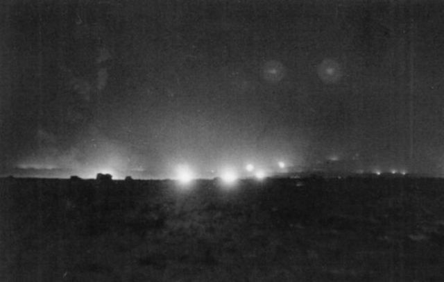 Fuego de artillería británica previo al comienzo de la Operación Lightfoot