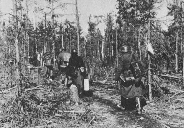 Tropas alemanas retirándose de Leningrado