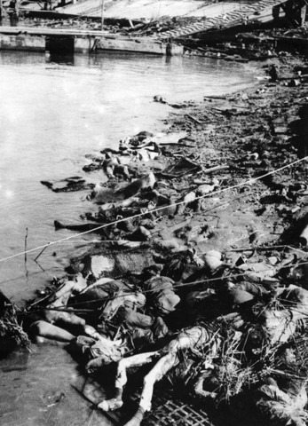 Cuerpos de los represaliados en Nanking amontonados a la orilla del río