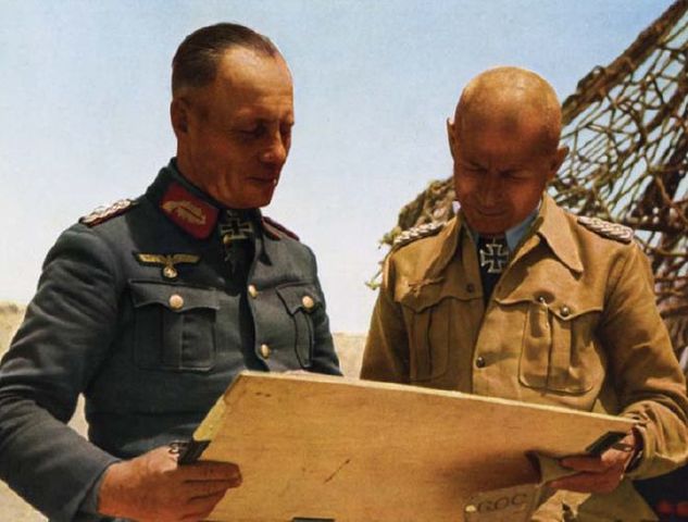 Examinando un mapa junto con el General der Flieger, Stefan Fröhlich