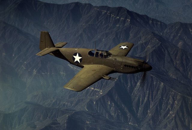 P-51 Mustang en vuelo, en Inglewood, California. El Mustang, fue construido por North American Aviation e incorporado a la lucha, este el luchador americano  fue también utilizado por la fuerza aérea real de Gran Bretaña. Foto tomada en octubre de 1942