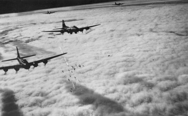 Boeing B-17F con radar bombardeando Bremen a través de las nubes