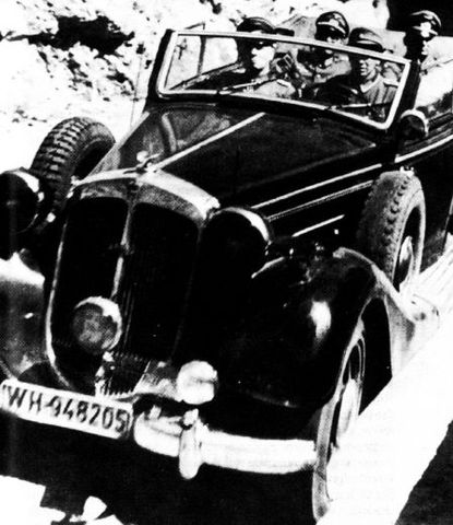 Rommel viajando en su Horch, durante una visita al frente de Normandía. Junto a él su chofer el Gefreiter Daniels