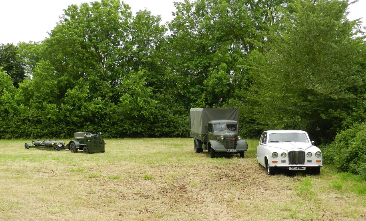 En el terreno enfrente al chateau encontramos una curiosa colección de vehículos