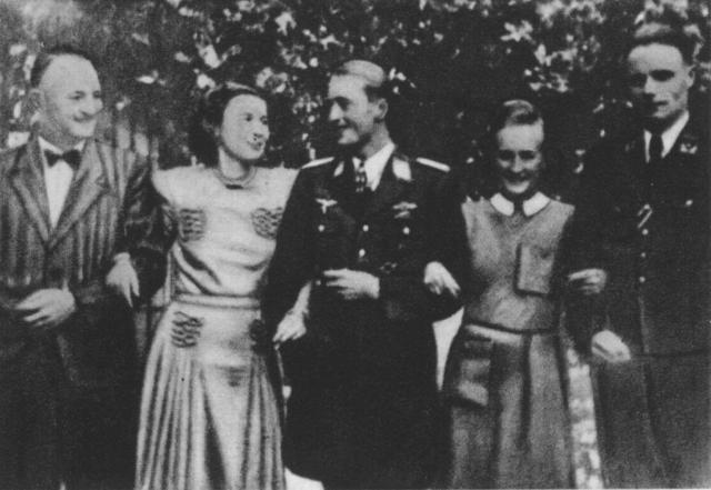 Steinhoff en el centro de la imagen, en una celebración en la Varsovia ocupada. A la izquierda de la imagen Ludwig Hanh, comandante del SD en Varsovia, la mujer entre Steinhoff y Hanh es Charlotte Hanh, esposa de Hanh y hermana de Steinhoff
