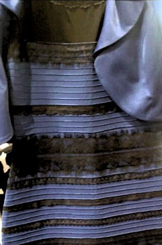 Одно платье разного цвета