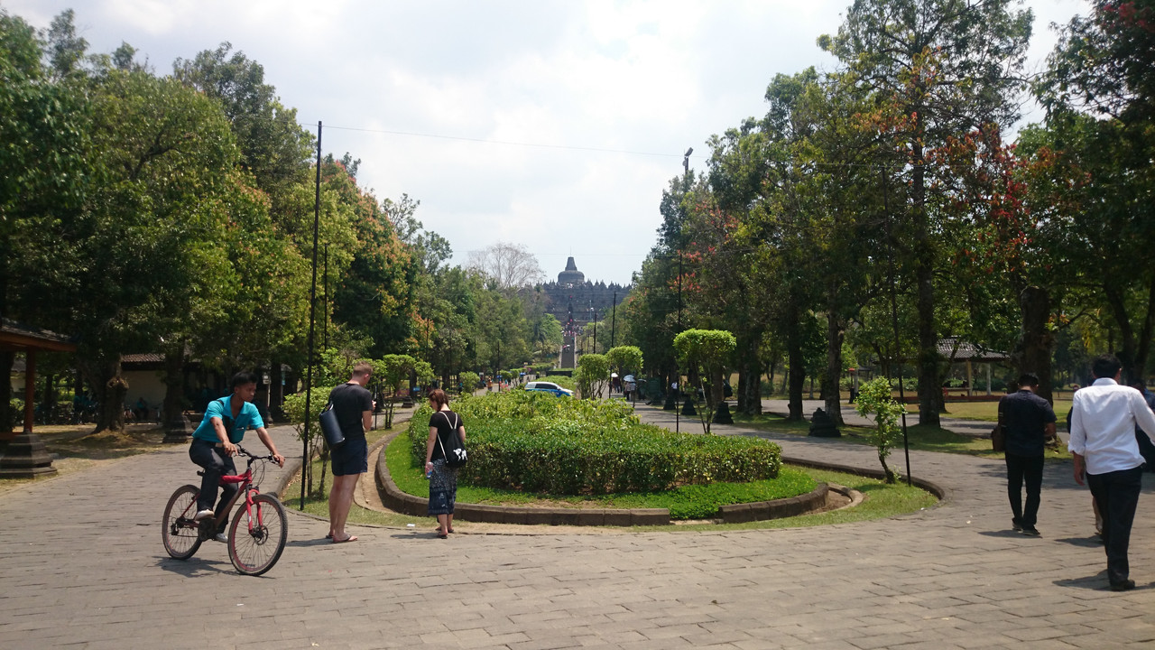 Petugas berjaga di kawasan Candi Borobudur