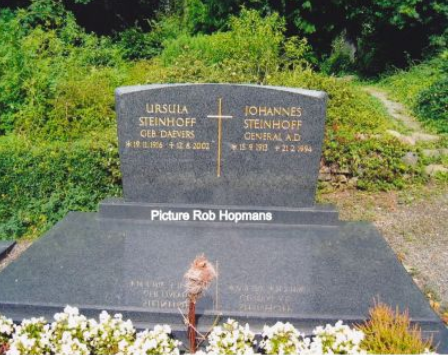 Tumba de Johannes Steinhoff junto a la de su esposa Ursula en el cementerio de la localidad de Wachtberg-Villipl
