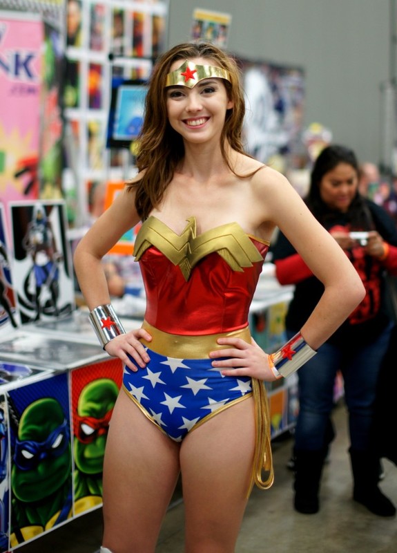 Wizard_World_Austin_2013_cosplay_Wonder_Woman_e1