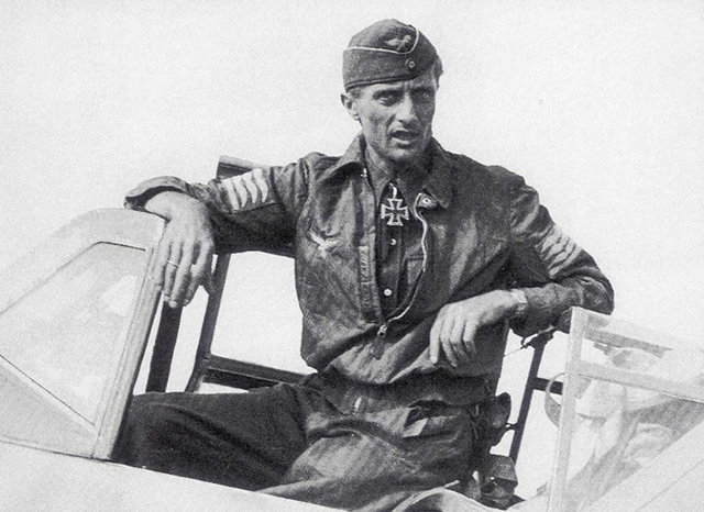 Steinhoff posando para la prensa militar en su avión. Nótese al cuello su Cruz de Caballero