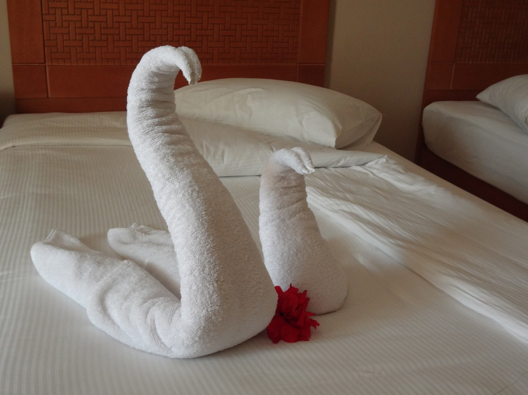 Полотенце гусь. Фигурки из полотенец. Лебедь из полотенца. Гусь из полотенца. Лебеди на кровати из полотенцев.